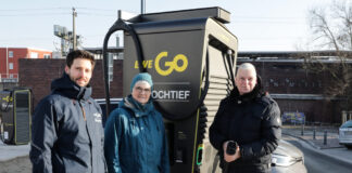 Schnellladepark an der S-Bahnstation Langenhagen-Mitte - (v.l.n.r.) Christine Pfülb (Klimamanagerin, Stadt Langenhagen), Sascha Weis, Bauleiter bei der EWE Go HOCHTIEF Ladepartner GmbH & Co. KG, Bürgermeister Mirko Heuer.