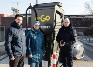 Neuer Schnellladepark an der S-Bahnstation Langenhagen-Mitte eröffnet Schnellladepark an der S-Bahnstation Langenhagen-Mitte - (v.l.n.r.) Christine Pfülb (Klimamanagerin, Stadt Langenhagen), Sascha Weis, Bauleiter bei der EWE Go HOCHTIEF Ladepartner GmbH & Co. KG, Bürgermeister Mirko Heuer.
