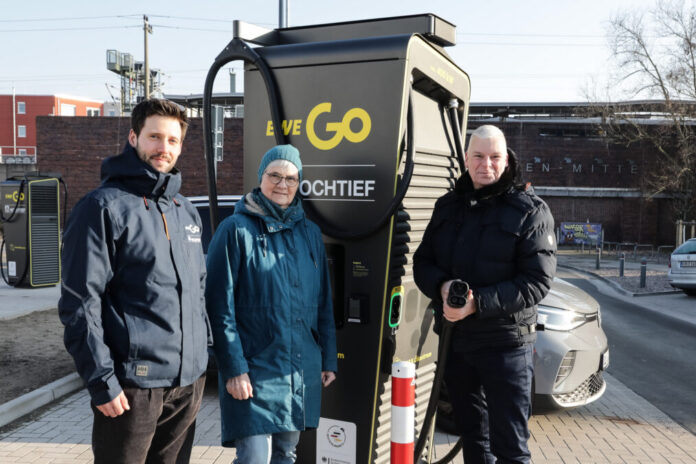 Schnellladepark an der S-Bahnstation Langenhagen-Mitte - (v.l.n.r.) Christine Pfülb (Klimamanagerin, Stadt Langenhagen), Sascha Weis, Bauleiter bei der EWE Go HOCHTIEF Ladepartner GmbH & Co. KG, Bürgermeister Mirko Heuer.