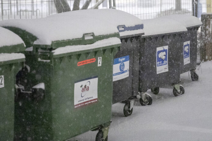 Mülltonnen im Schnee
