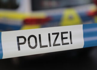 polizei identifiziert zwei tatverdächtige nach gewalttat am hufeisensee in isernhagen symbolbild: polizei/polizeiabsperrung