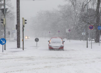 Unwettergefahr durch Glatteis in Niedersachsen und Bremen Schnee/Winterdienst/Glatteis/Schneefall