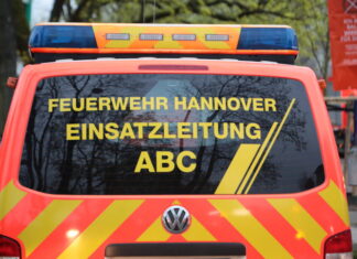 gasaustritt am lister platz: monteur verletzt, gebäude geräumt feuerwehr hannover
