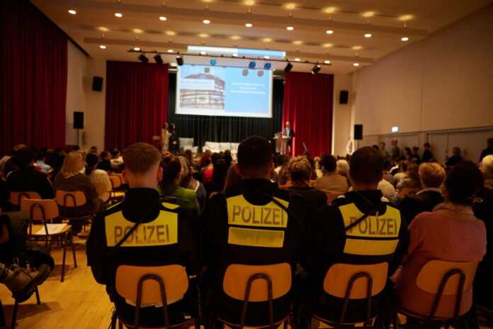 „DU. ICH. DEMOKRATIE.“ „DU. ICH. DEMOKRATIE.“: Pilotprojekt zur Demokratieförderung an Hannovers Schulen