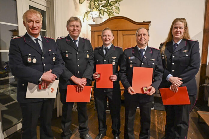 Für 50 und 25 Jahre Mitgliedschaft ausgezeichnet wurden: v.l. Carsten Trieloff, Heinrich Bruns, Daniel Schremmer, Robert Heidrich u. Stefanie Kahle.