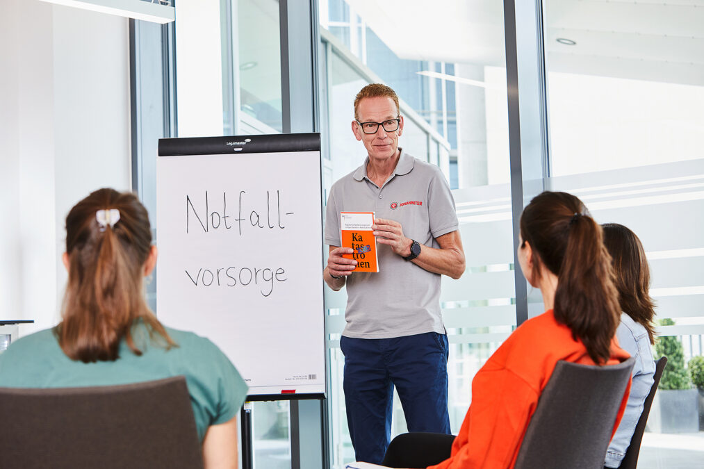 ein erste-hilfe-trainer der johanniter erklärt die grundlagen der ersten hilfe.