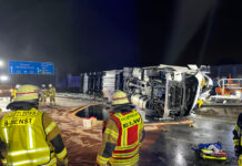 Tödlicher Lkw-Unfall auf der A2: Kühl-Laster kippt auf Mittelleitplanke Laster liegt auf der Mittelleitplanke der A2