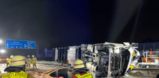 Laster liegt auf der Mittelleitplanke der A2