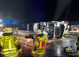 Tödlicher Lkw-Unfall auf der A2: Kühl-Laster kippt auf Mittelleitplanke Laster liegt auf der Mittelleitplanke der A2