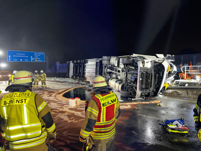 Laster liegt auf der Mittelleitplanke der A2