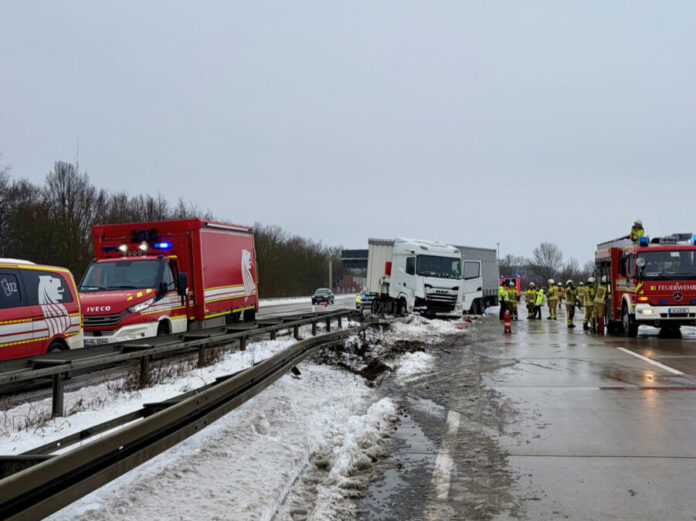 Verunfallter LKW auf der A352 bei Kaltenweide.