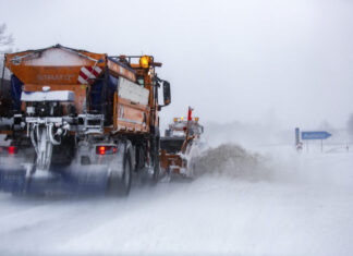 Glatteis-Unwetter in Deutschland: Hohe Gefahr bis Dienstagmittag Schnee/Winterdienst/Glatteis/Schneefall