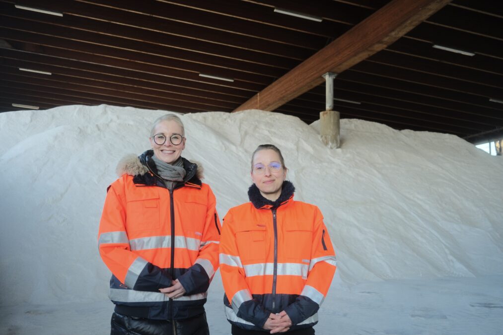 julia fürst und mandy hesse vor dem salzberg