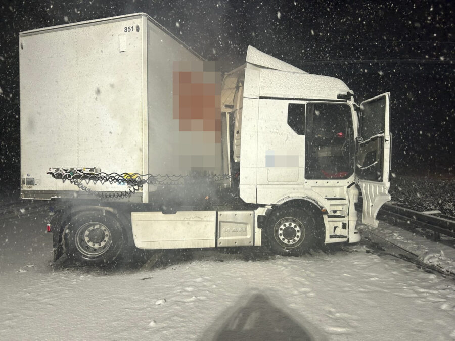 lkw-brand auf der a2 zwischen zwischen den anschlussstellen garbsen und wunstorf-luthe.