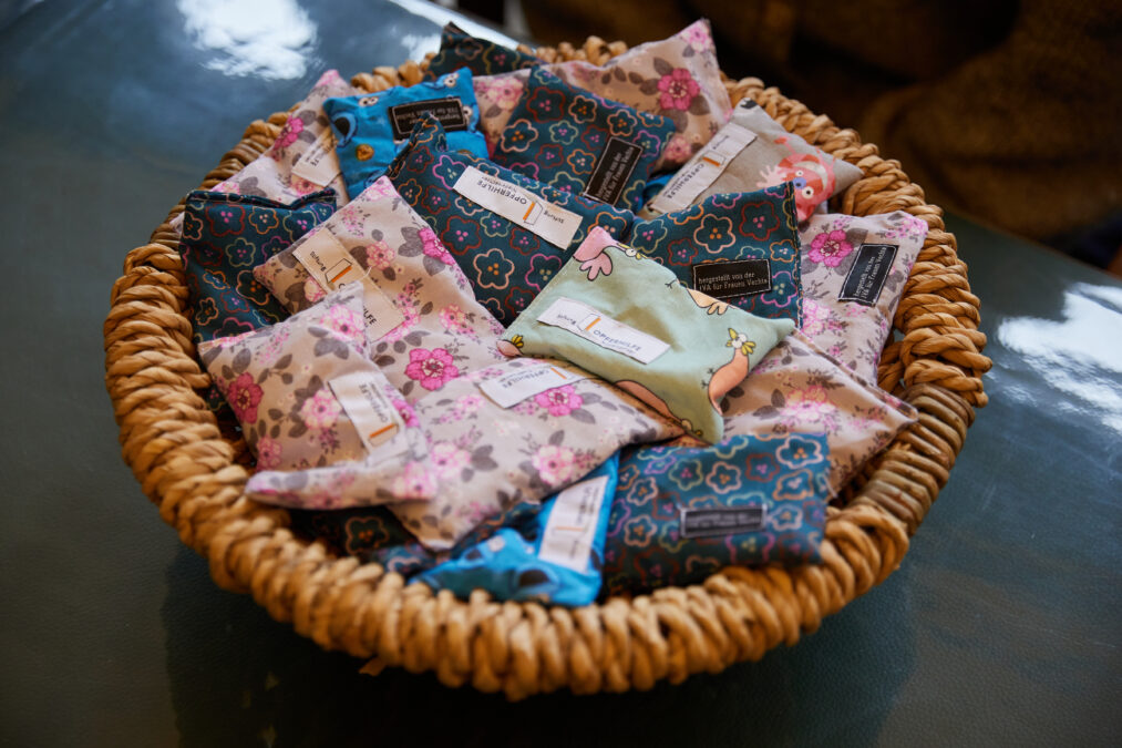 stresskissen für vernehmungen: stiftung opferhilfe stärkt betroffene bei polizei hannover übergabe von 200 stresskissen an die polizeipräsidentin durch den stiftung opferhilfe niedersachsen.