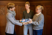 Stresskissen für Vernehmungen: Stiftung Opferhilfe stärkt Betroffene bei Polizei Hannover Übergabe von 200 Stresskissen an die Polizeipräsidentin durch den Stiftung Opferhilfe Niedersachsen.