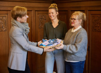 Stresskissen für Vernehmungen: Stiftung Opferhilfe stärkt Betroffene bei Polizei Hannover Übergabe von 200 Stresskissen an die Polizeipräsidentin durch den Stiftung Opferhilfe Niedersachsen.