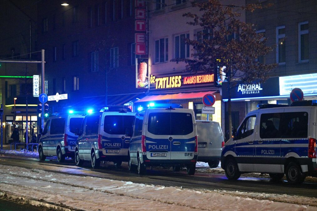 steintor: pfefferspray bei streit eingesetzt - polizei ermittelt polizeieinsatz am steintor in hannover.