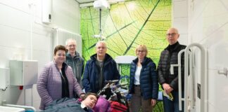 (v.l.n.r.): Anke Mill mit ihrer Tochter Madeline vom Verein INTENSIVkinder Niedersachsen e.V.; David Lücking, Teamleiter Entwicklung FM Deutsche Messe; Ralf Mill; Sylvia Thiel, Beauftragte der Region Hannover für Menschen mit Behinderung und Thomas Kopmann, BKR Architekten Ingenieure.
