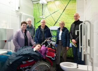 Deutsche Messe eröffnet „Toilette für alle“ auf dem Messegelände Hannover (v.l.n.r.): Anke Mill mit ihrer Tochter Madeline vom Verein INTENSIVkinder Niedersachsen e.V.; David Lücking, Teamleiter Entwicklung FM Deutsche Messe; Ralf Mill; Sylvia Thiel, Beauftragte der Region Hannover für Menschen mit Behinderung und Thomas Kopmann, BKR Architekten Ingenieure.