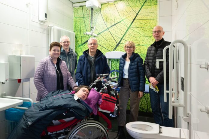 (v.l.n.r.): Anke Mill mit ihrer Tochter Madeline vom Verein INTENSIVkinder Niedersachsen e.V.; David Lücking, Teamleiter Entwicklung FM Deutsche Messe; Ralf Mill; Sylvia Thiel, Beauftragte der Region Hannover für Menschen mit Behinderung und Thomas Kopmann, BKR Architekten Ingenieure.