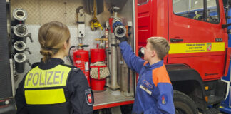 Polizei und Jugendfeuerwehr Kolenfeld im Austausch
