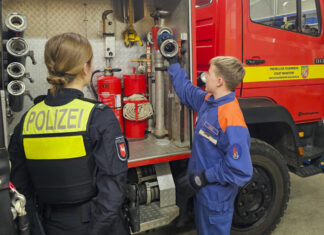 Polizei und Jugendfeuerwehr Kolenfeld im Austausch Polizei und Jugendfeuerwehr Kolenfeld im Austausch