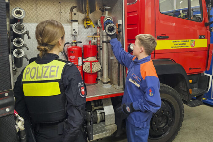 Polizei und Jugendfeuerwehr Kolenfeld im Austausch Polizei und Jugendfeuerwehr Kolenfeld im Austausch