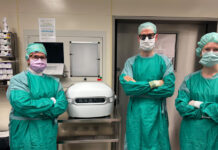 Maschinenperfusion für Spendernieren an der MHH erfolgreich etabliert Erfolgreiche Nierentransplantation (von links): Dr. Cornelius van Beekum, Chirurg, und Vanessa Muth, Assistenzärztin, mit der geöffneten Maschine, stellvertretend für das Transplantationsteam der Klinik für Allgemein-, Viszeral- und Transplantationsmedizin.