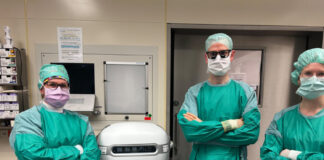 Erfolgreiche Nierentransplantation (von links): Dr. Cornelius van Beekum, Chirurg, und Vanessa Muth, Assistenzärztin, mit der geöffneten Maschine, stellvertretend für das Transplantationsteam der Klinik für Allgemein-, Viszeral- und Transplantationsmedizin.