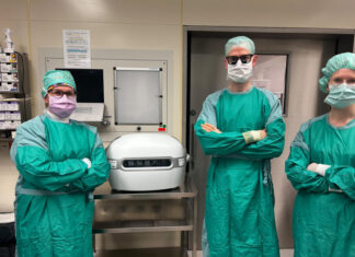 Maschinenperfusion für Spendernieren an der MHH erfolgreich etabliert Erfolgreiche Nierentransplantation (von links): Dr. Cornelius van Beekum, Chirurg, und Vanessa Muth, Assistenzärztin, mit der geöffneten Maschine, stellvertretend für das Transplantationsteam der Klinik für Allgemein-, Viszeral- und Transplantationsmedizin.