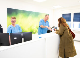 Onkologische Interdisziplinäre Ambulanz MHH eröffnet Im Gespräch an der Anmeldung: Eine Krebspatientin mit Holger Brügmann, dem pflegerischen Leiter der OIA.