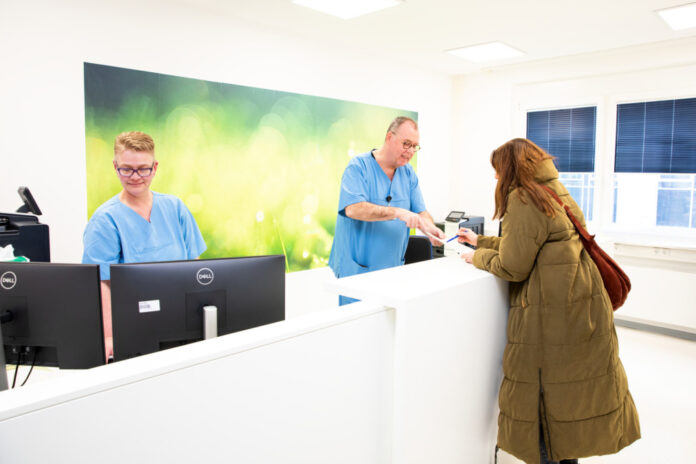 Im Gespräch an der Anmeldung: Eine Krebspatientin mit Holger Brügmann, dem pflegerischen Leiter der OIA.