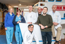 Transplantationszentrum MHH 2025 mit Rekordzahlen bei Organ- und Stammzelltransplantationen Erfolgreiche Leber-Lebendspende dank interdisziplinärer und multiprofessioneller Zusammenarbeit (von links): Kinderkrankenpflegerin Carola Friedrich, PD Dr. Imeke Goldschmidt, PD Dr. Philipp Felgendreff, Prof. Dr. Tung Yu Tsui (vorne), Dr. Nicolas Richter, Spender Timo und Prof. Dr. Ulrich Baumann.