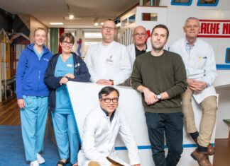 transplantationszentrum mhh 2025 mit rekordzahlen bei organ- und stammzelltransplantationen erfolgreiche leber-lebendspende dank interdisziplinärer und multiprofessioneller zusammenarbeit (von links): kinderkrankenpflegerin carola friedrich, pd dr. imeke goldschmidt, pd dr. philipp felgendreff, prof. dr. tung yu tsui (vorne), dr. nicolas richter, spender timo und prof. dr. ulrich baumann.