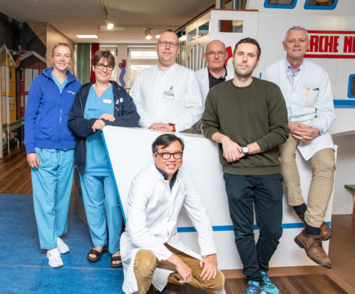 Erfolgreiche Leber-Lebendspende dank interdisziplinärer und multiprofessioneller Zusammenarbeit (von links): Kinderkrankenpflegerin Carola Friedrich, PD Dr. Imeke Goldschmidt, PD Dr. Philipp Felgendreff, Prof. Dr. Tung Yu Tsui (vorne), Dr. Nicolas Richter, Spender Timo und Prof. Dr. Ulrich Baumann. Erfolgreiche Leber-Lebendspende dank interdisziplinärer und multiprofessioneller Zusammenarbeit (von links): Kinderkrankenpflegerin Carola Friedrich, PD Dr. Imeke Goldschmidt, PD Dr. Philipp Felgendreff, Prof. Dr. Tung Yu Tsui (vorne), Dr. Nicolas Richter, Spender Timo und Prof. Dr. Ulrich Baumann.