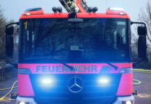 Gartenlaubenbrand Hannover Sahlkamp: Flammen greifen auf Einfamilienhaus über Feuerwehr Hannover