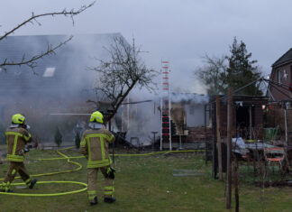 Gartenlaubenbrand Hannover Sahlkamp: Flammen greifen auf Einfamilienhaus über Laubenvollbrand im Stadtteil Sahlkamp