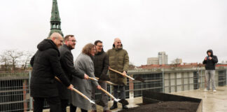 Symbolischer erster Spatenstich für die City Roofwalks (v.l.): Karsten Klaus (Geschäftsführer hanova), Justin Kirchhoff (Fachbereichsleiter Umwelt und Stadtgrün), Anja Ritschel (Wirtschafts- und Umweltdezernentin), Sören Bartol (Parlamentarischer Staatssekretär im Bundesumweltministerium), Belit Onay (Oberbürgermeister).