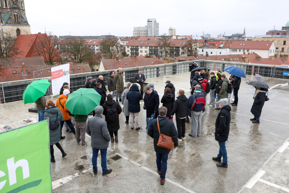 city roofwalks hannover: grüner dachgarten auf dem parkhaus schmiedestraße startet großer medienandrang: das projekt city roofwalks stößt auf großes interesse.