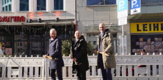 (von links nach rechts): Stadtbaurat Thomas Vielhaber, Stefan Grieger vom ausführenden Planungsbüro und Oberbürgermeister Belit Onay beim symbolischen ersten Spatenstich.