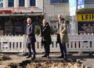 Spatenstich für den Steintorplatz Hannover: Start für umfassende Neugestaltung (von links nach rechts): Stadtbaurat Thomas Vielhaber, Stefan Grieger vom ausführenden Planungsbüro und Oberbürgermeister Belit Onay beim symbolischen ersten Spatenstich.