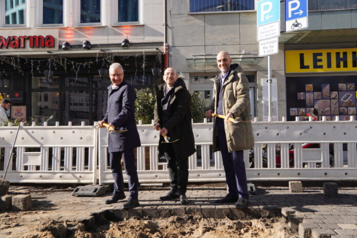 Erster Spatenstiche am Steintorplatz (von links nach rechts): Stadtbaurat Thomas Vielhaber, Stefan Grieger vom ausführenden Planungsbüro und Oberbürgermeister Belit Onay beim symbolischen ersten Spatenstich.