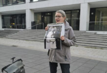 2026: Veranstaltungstipps mit Stattreisen Hannover im März Vor dem VHS-Gebäude mit einem Bild von Ada und Theodor Lessing mit Tochter Ruth