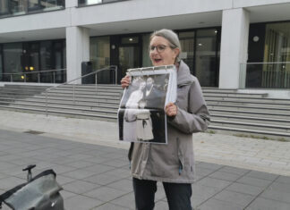 2026: Veranstaltungstipps mit Stattreisen Hannover im März Vor dem VHS-Gebäude mit einem Bild von Ada und Theodor Lessing mit Tochter Ruth