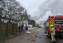 Zimmerbrand in Elze: 65 Feuerwehrkräfte in der Wedemark im Einsatz Einfamilienhaus in der Mittelstraße nach Feuer unbewohnbar.