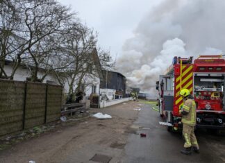 Zimmerbrand in Elze: 65 Feuerwehrkräfte in der Wedemark im Einsatz Einfamilienhaus in der Mittelstraße nach Feuer unbewohnbar.