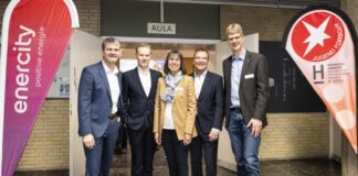 (vo.li.): Jan Trense (Geschäftsführer bei enercity Netz), Alexander Skubowius (Fachbereichsleiter Wirtschafts- und Beschäftigungsförderung bei der Region Hannover), Rena Benthin (Referentin bei VSM · Vereinigte Schmirgel- und Maschinen-Fabriken AG), Prof. Dr. Josef von Helden (Präsident der Hochschule Hannover) und Günter Kämpfert (Wettbewerbsleiter des Jugend forscht Regionalwettbewerbs Hannover).