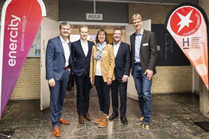 (vo.li.): Jan Trense (Geschäftsführer bei enercity Netz), Alexander Skubowius (Fachbereichsleiter Wirtschafts- und Beschäftigungsförderung bei der Region Hannover), Rena Benthin (Referentin bei VSM · Vereinigte Schmirgel- und Maschinen-Fabriken AG), Prof. Dr. Josef von Helden (Präsident der Hochschule Hannover) und Günter Kämpfert (Wettbewerbsleiter des Jugend forscht Regionalwettbewerbs Hannover).