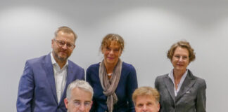 (von links): der Geschäftsführer des Vinzenzkrankenhauses Michael Schmitt, MHH-Vizepräsident Professor Frank Lammert, MHH-Präsidentin Professorin Denise Hilfiker-Kleiner, der ärztliche Direktor des Vinzenzkrankenhauses Dr. Jens Albrecht und MHH-Vizepräsidentin Martina Saurin.